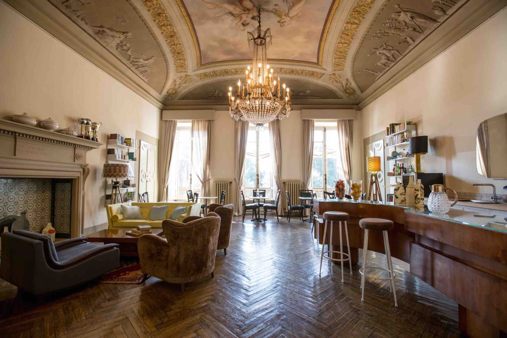 AdAstra Hotel Particulier è un affascinante hotel a Firenze, nel quartiere storico di San Frediano, immerso nel silenzio e nel verde del Giardino Torrigiani