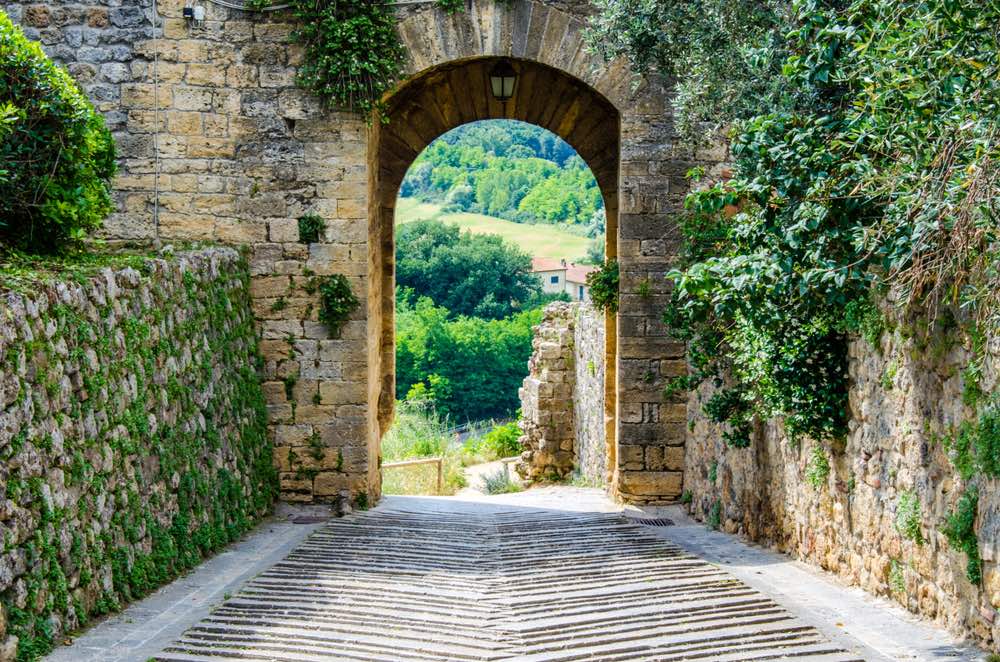 Arco di entrata neol borgo toscano di Monteriggioni