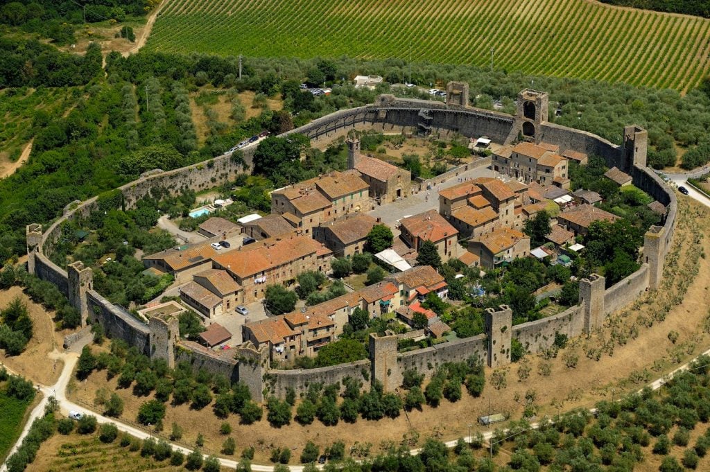 Monteriggioni è un borgo fortificato completamente intatto in Toscana immerso tra le dolci colline del Chianti senese, scenario della Festa Medievale 