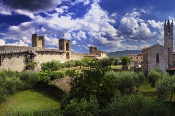 Monteriggioni è un borgo fortificato completamente intatto in Toscana immerso tra le dolci colline del Chianti senese, scenario della Festa Medievale