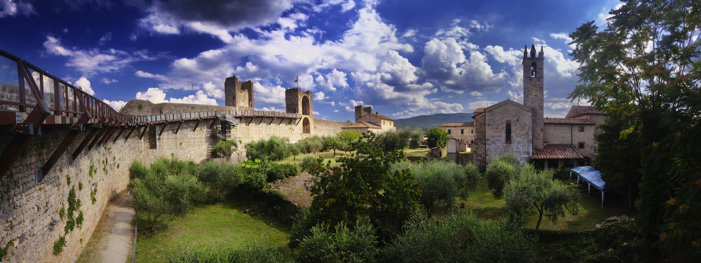 Monteriggioni è un borgo fortificato completamente intatto in Toscana immerso tra le dolci colline del Chianti senese, scenario della Festa Medievale