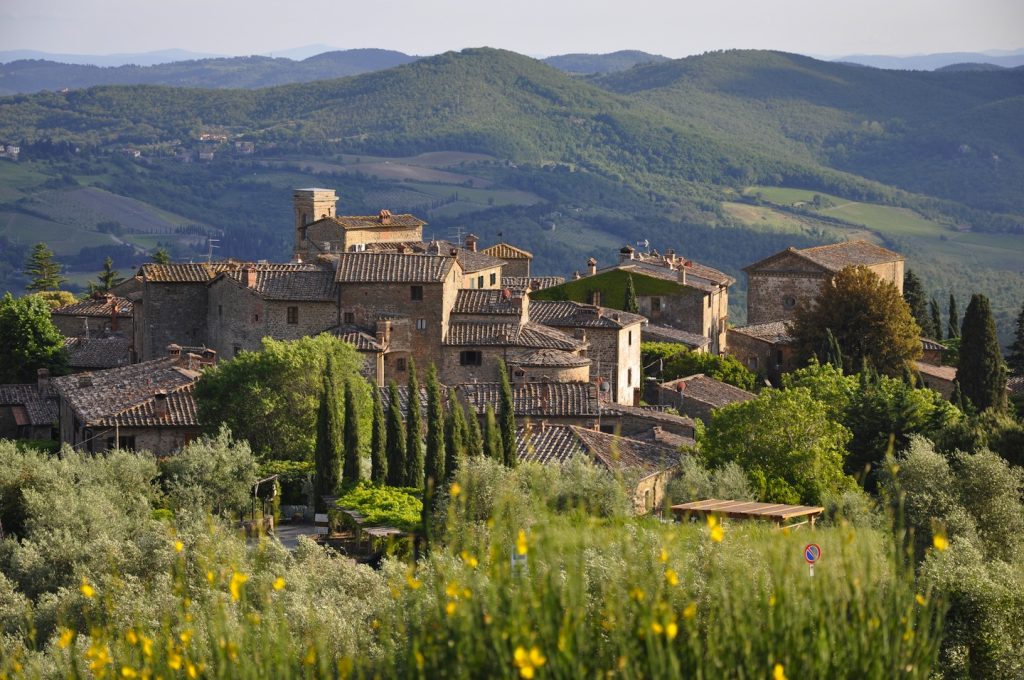 Tour dei borghi del Chianti Classico: da Greve a Radda, passando per Panzano e Castellina, tra le verdi colline toscane e gli antichi castelli del Chianti