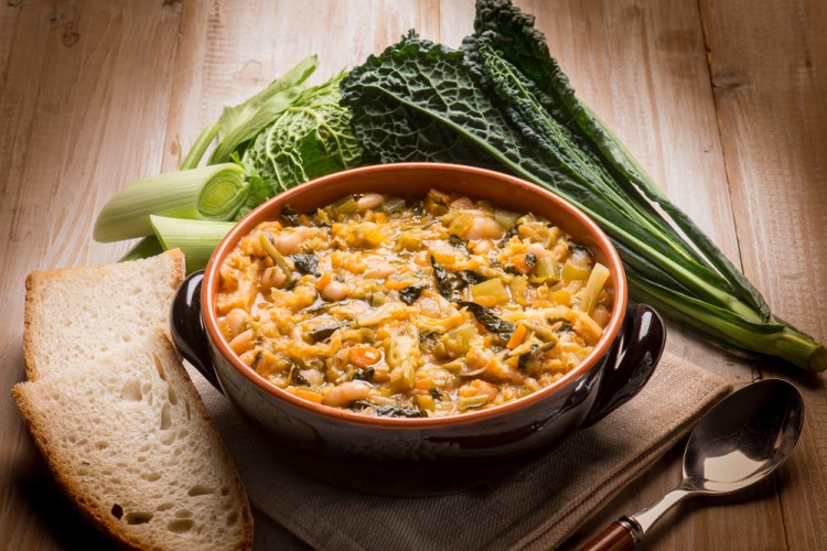 La Ribollita alla Fiorentina è una ricetta toscana della tradizione popolare. A base di pane raffermo, cavolo nero e legumi è un esempio di riciclo in cucina.