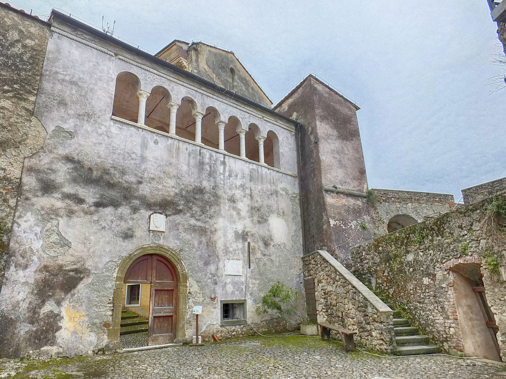 La Rocca Malaspina a Massa è un'antica fortificazione che domina la Riviera Apuana in Toscana. Storia, orari e tour della fortezza che domina cielo e mare