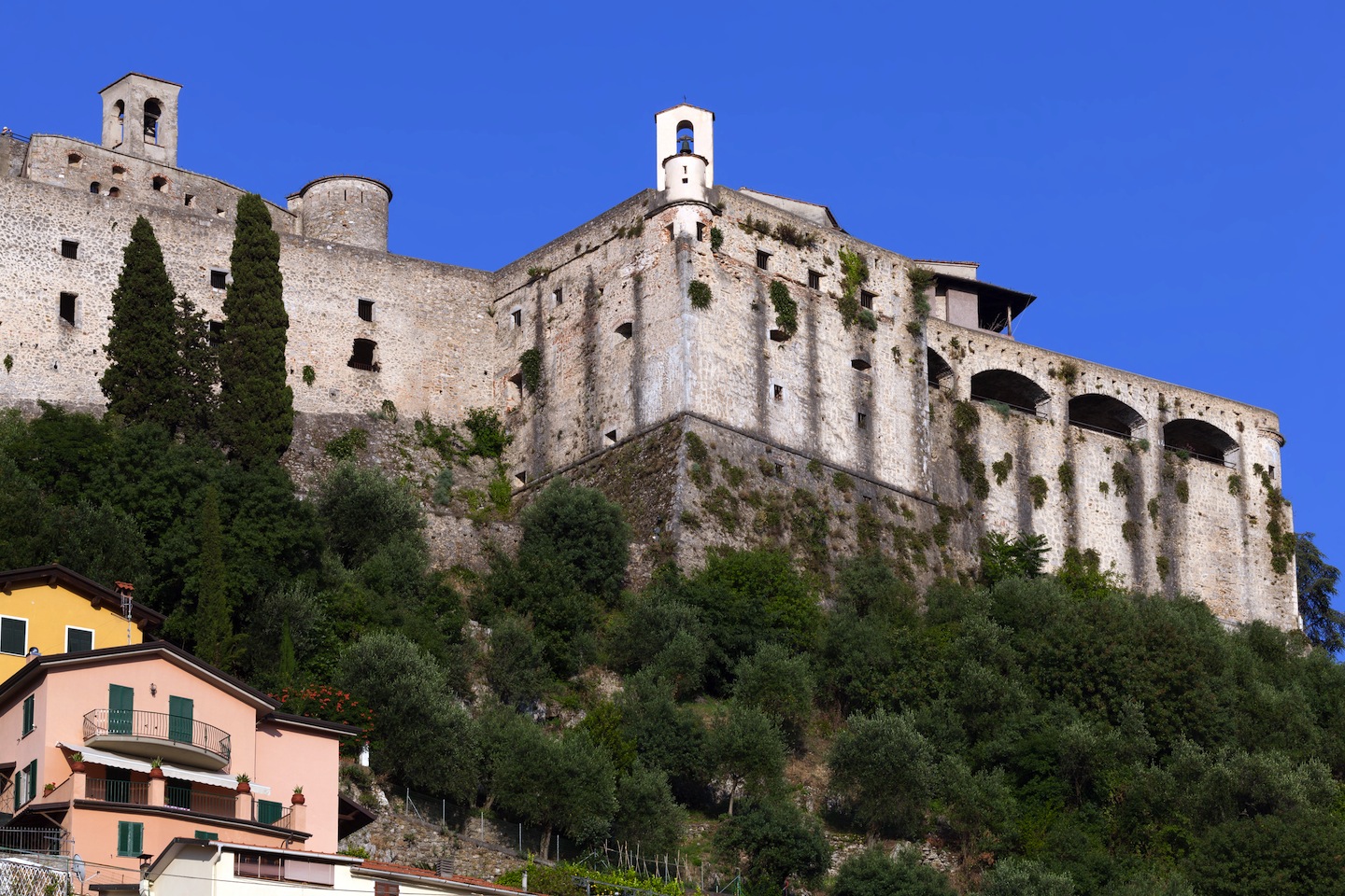 La Rocca Malaspina a Massa è un'antica fortificazione che domina la Riviera Apuana in Toscana. Storia, orari e tour della fortezza che domina cielo e mare