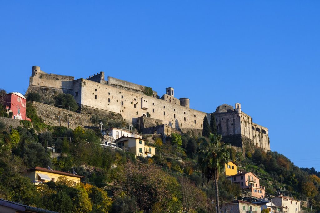Famosa per la sua imponente Rocca dei Malaspina e per la sua coloratissima Piazza degli Aranci, Massa è una tappa obbligata per il viaggiatore che voglia conoscere le Alpi Apuane