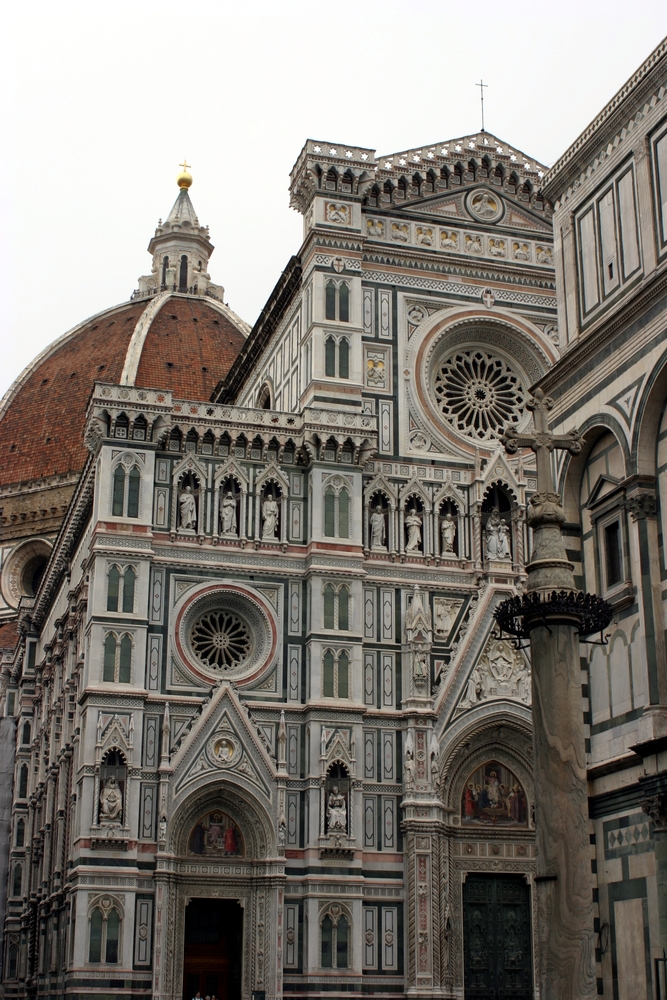 Il Corteo di San Zanobi si tiene a Firenze il 26 Gennaio in onore del santo a cui è intitolata la Colonna di San Zanobi in Piazza Duomo, davanti al Battistero