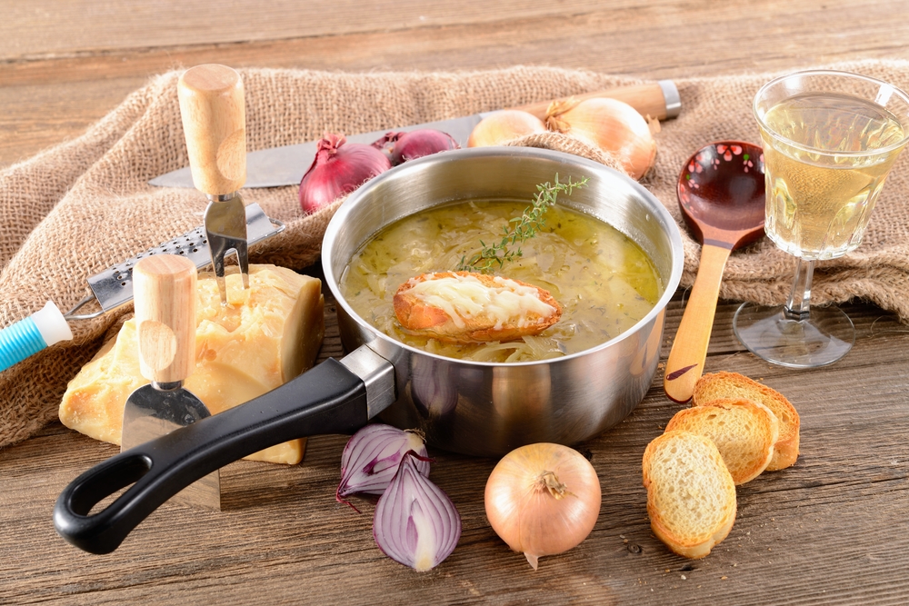 Ricetta della Zuppa di Cipolle alla Maremmana: rivisitazione della classica ricetta della zuppa di cipolle francese in chiave toscana, con piccole sapienti modifiche