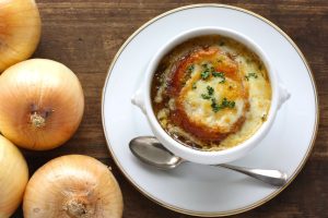 Ricetta della Zuppa di Cipolle alla Maremmana: rivisitazione della classica ricetta della zuppa di cipolle francese in chiave toscana, con piccole sapienti modifiche
