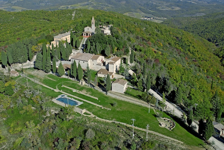Agriturismi nel Chianti Classico, immersi tra i vigneti e gli ulivi secolari delle colline toscane, per un weekend all'insegna di una real tuscan experience