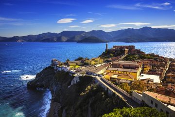L'Arcipelago Toscano costituisce il più grande Parco Nazionale marino d'Europa. La leggenda della nascita delle isole narra che siano perle cadute a Venere