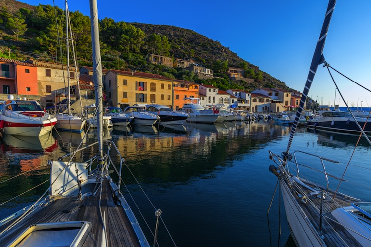 L'Isola di Capraia nell'Arcipelago Toscano è la meta ideale per scoprire spiagge nascoste, mangiare ottimo pesce e passare un fantastico weekend in Toscana