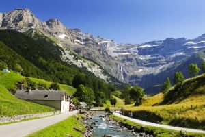 Tour degli Alti Pirenei, distretto della regione del Midi Pyrénées in Francia, al confine con la Spagna, tra alte montagne, verdi vallate e laghi incantati
