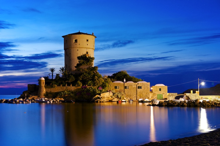L'Arcipelago Toscano costituisce il più grande Parco Nazionale marino d'Europa. La leggenda della nascita delle isole narra che siano perle cadute a Venere