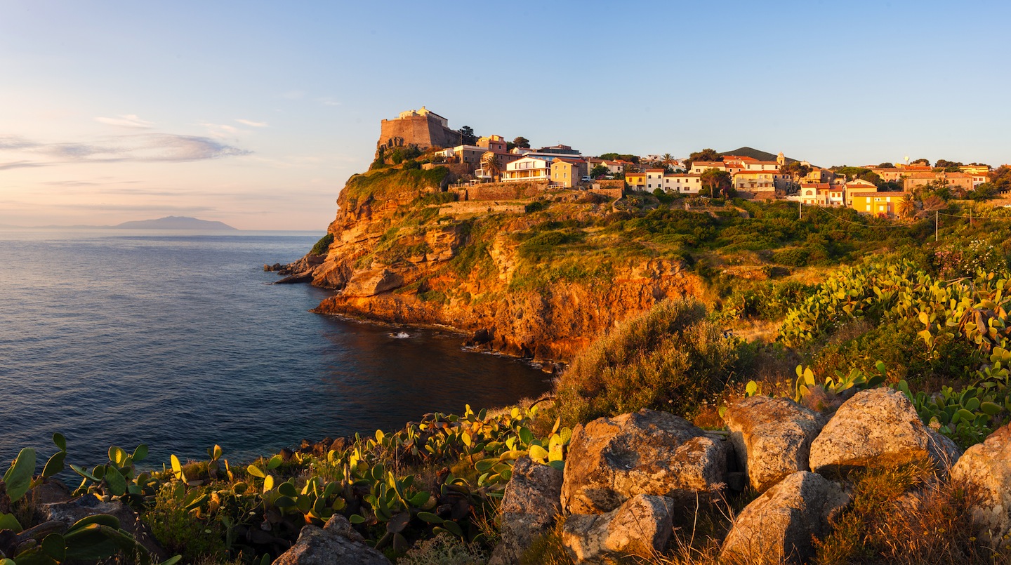 Tramonto sull'Isola di Capraia con profilo dell'Elba in lontanza