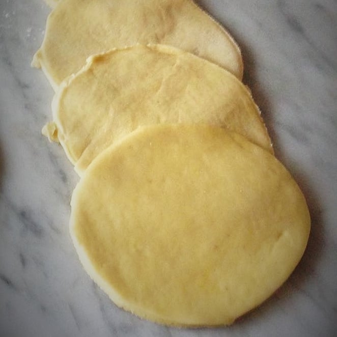 La ricetta della Challah, conosciuta come il "pane del sabato" della tradizione ebraica, con piccole variazioni che le regalano un tocco di made in tuscany