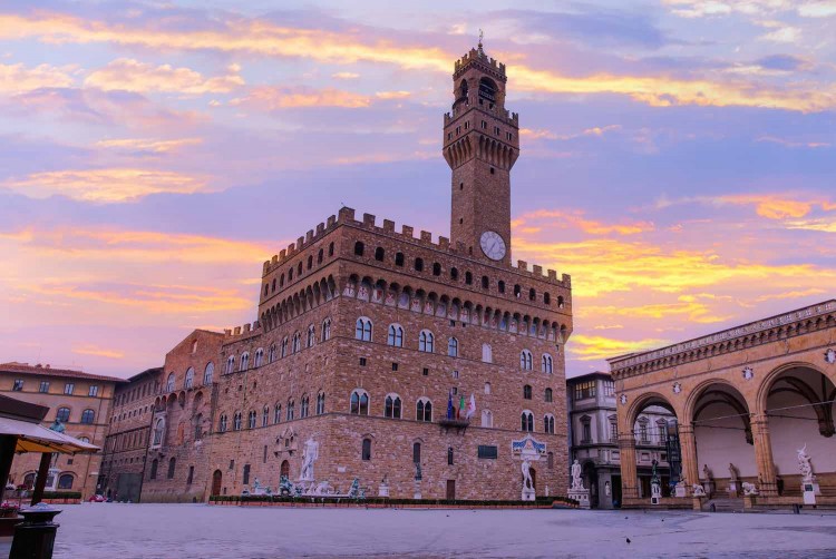 Palazzo Vecchio e Piazza della Signoria a Firenze all'alba