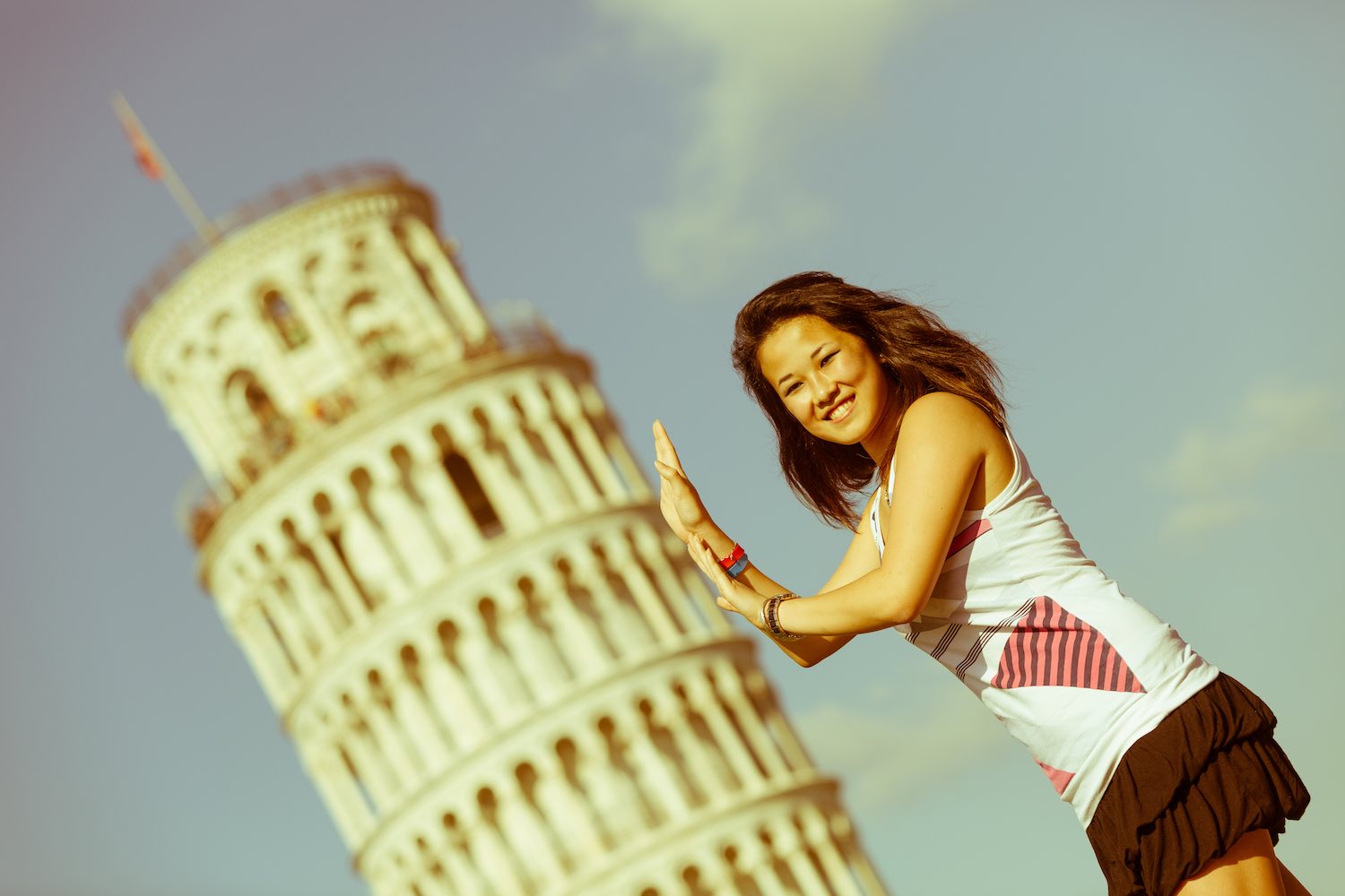 La foto di rito in Piazza dei Miracoli finendo di tenere la Torre di Pisa