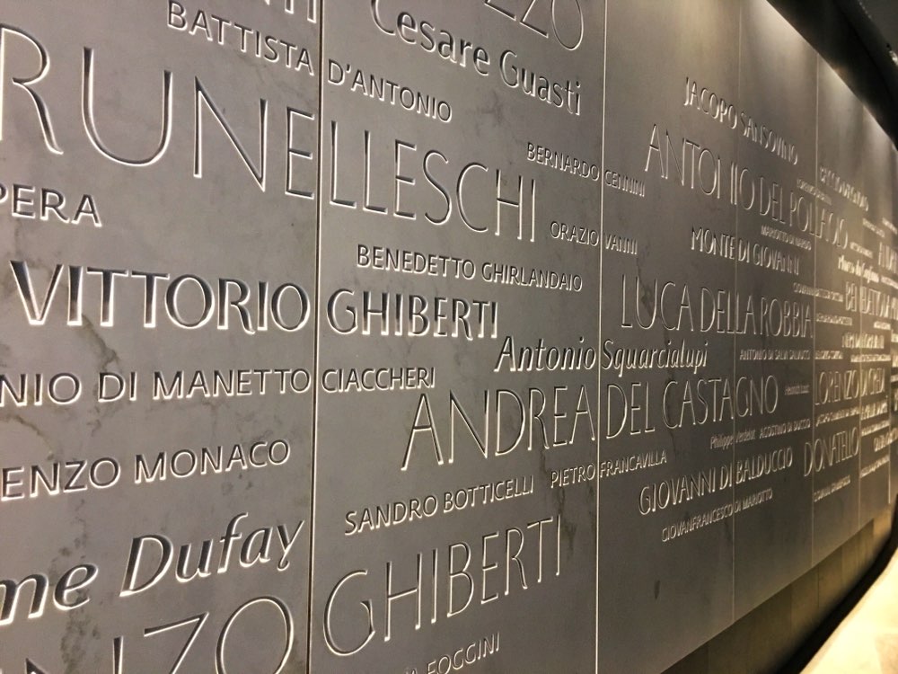 Museo dell'Opera del Duomo di Firenze: la parete di marmo con i nomi degli artisti