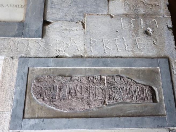 L'epigrafe che rivela il nome del costruttore della Torre di Pisa: Bonanno Pisano