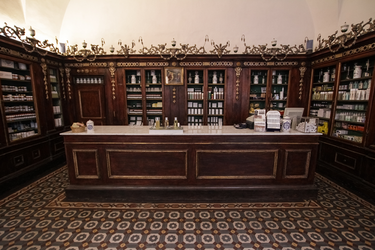 Le farmacie storiche di Firenze racchiudono in sè tutti i saperi dell'antica Arte dei Medici e degli Speziali e dal 1266 vendono le loro medicine in città