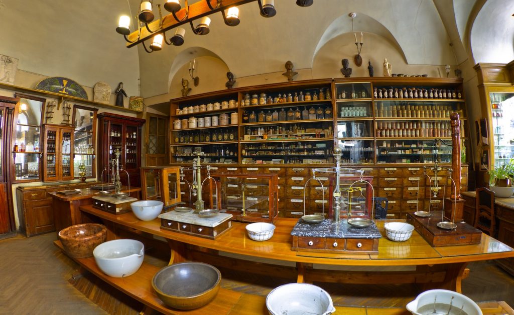 Le farmacie storiche di Firenze racchiudono in sè tutti i saperi dell'antica Arte dei Medici e degli Speziali e dal 1266 vendono le loro medicine in città