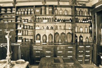 Le farmacie storiche di Firenze racchiudono in sè tutti i saperi dell'antica Arte dei Medici e degli Speziali e dal 1266 vendono le loro medicine in città