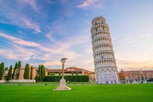 Torre di Pisa in Piazza dei Miracoli al tramonto