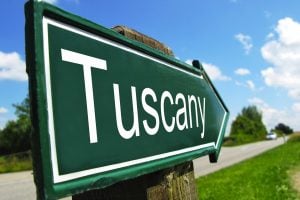 La Toscana è una perla racchiusa tra alte montagne e il blu del Mar Tirreno. 8 sono i luoghi da non perdere se vi trovate a visitare questa terra incantata.