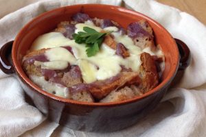 Carabaccia (dal greco Karabos: guscio concavo) è una zuppa di cipolle fiorentina che Caterina De' Medici portò in Francia, dando origine alla Soupe d'Oignon