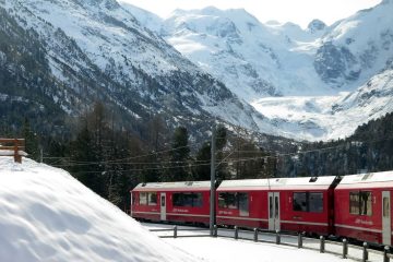 Il Trenino Rosso del Bernina collega Tirano con St. Moritz attraverso la ferrovia più alta d'Europa, dichiarata Patrimonio Mondiale dell'Umanità nel 2008.