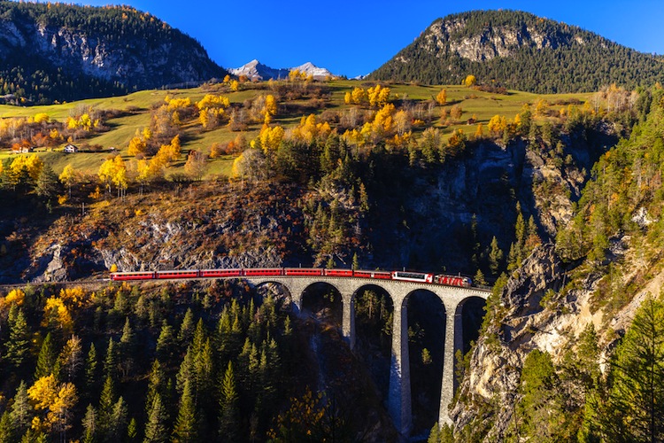 Il Trenino Rosso del Bernina collega Tirano con St. Moritz attraverso la ferrovia più alta d'Europa