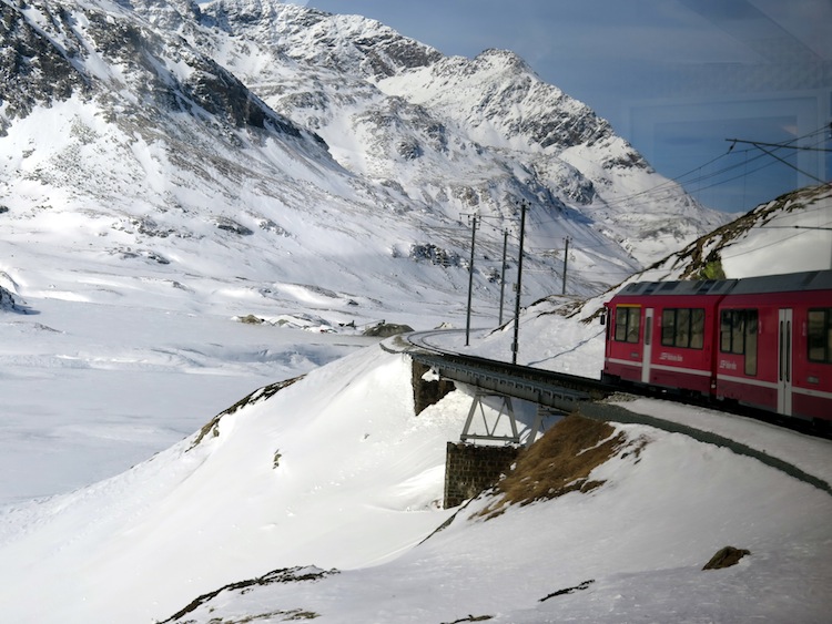 Il Trenino Rosso del Bernina collega Tirano con St. Moritz attraverso la ferrovia più alta d'Europa