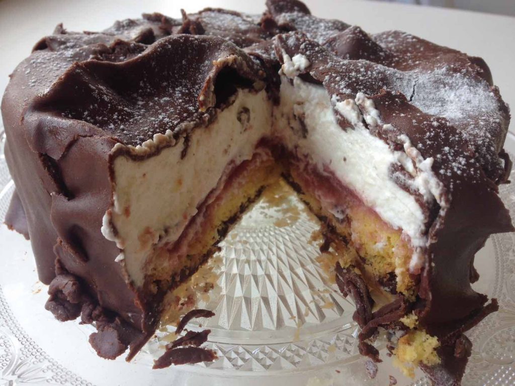 La storia di questo dolce che risale agli anni '30 la Torta Fedora, un dolce classico della tradizione fiorentina, rivisitata per renderla originale e in linea con lo stile di TuscanyPeople.