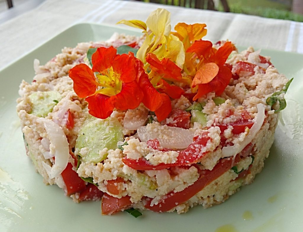 La Panzanella toscana è un piatto tipico della tradizione contadina a base di pane raffermo. Ricetta estiva dai colori mediterranei e i sapori dell'orto.