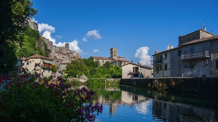 La Peschiera di Santa Fiora è uno specchio d'acqua sul Monte Amiata, vicino all'omonimo paese, ideale per un rilassante weekend in Toscana.