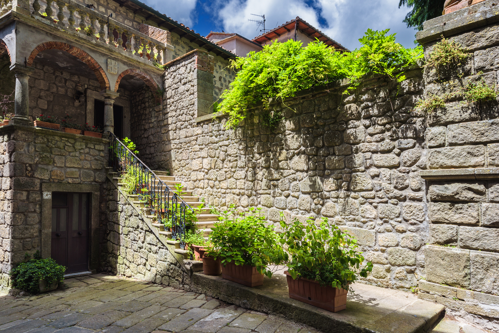 La Peschiera di Santa Fiora è uno specchio d'acqua sul Monte Amiata, vicino all'omonimo paese, ideale per un rilassante weekend in Toscana.