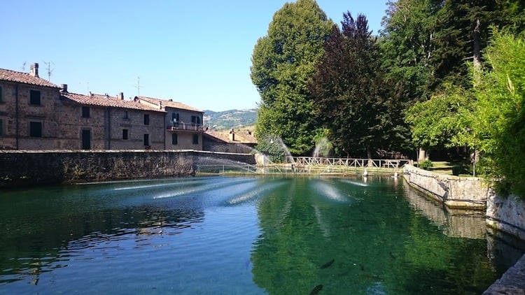 La Peschiera di Santa Fiora è uno specchio d'acqua sul Monte Amiata, vicino all'omonimo paese, ideale per un rilassante weekend in Toscana.