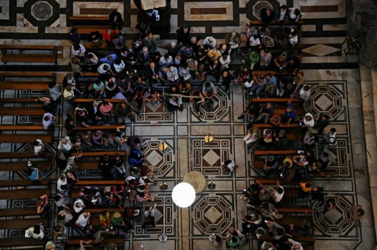 Lo gnomone del Duomo di Firenze è lo strumento astronomico che misura il tempo illuminando per il solstizio d'estate il disco di marmo sul pavimento