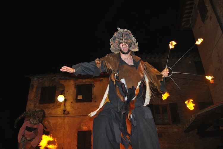 Mercantia 2016, la XXIX edizione del festival di teatro di strada: dal 13 al 16 luglio 2016 animerà il borgo toscano di Certaldo,
