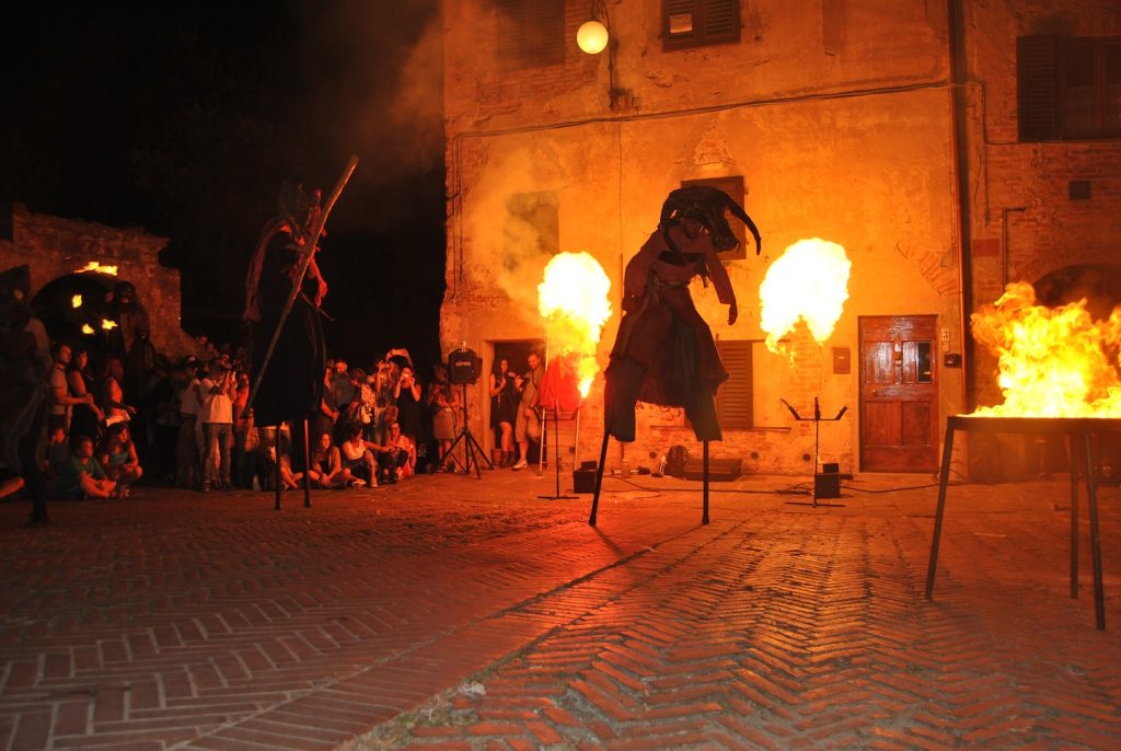 Mercantia 2016, la XXIX edizione del festival di teatro di strada: dal 13 al 16 luglio 2016 animerà il borgo toscano di Certaldo,