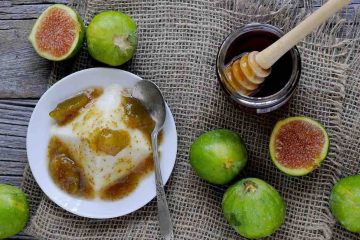 Semifreddo alla ricotta con fichi e miele di castagno, una ricetta semplice, veloce e originale per un fresco dessert