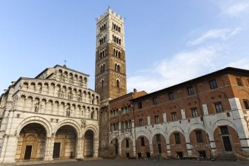 Il Duomo di Lucca è la più antica basilica della Toscana. Struttura di pregio architettonico, racchiude opere d'arte e un misterioso labirinto