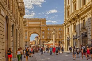 Tre tour di Firenze in compagnia della guida turistica ufficiale Loredana Corina Bobinca Berbece che vi condurrà alla scoperte di tre volti inediti della città di Firenze.