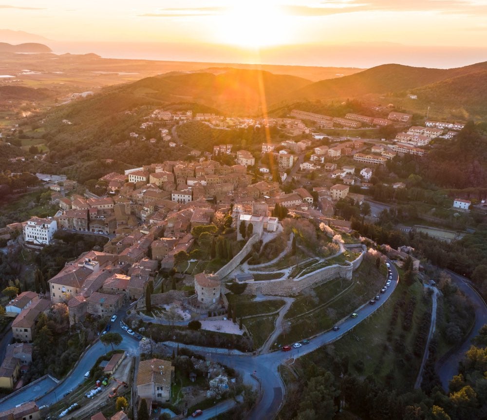 Il borgo toscano di Campiglia Marittima visto da un drone al tramonto