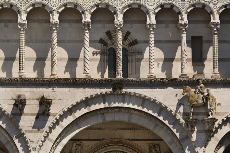 Il Duomo di Lucca è la più antica basilica della Toscana. Struttura di pregio architettonico, racchiude opere d'arte e un misterioso labirinto
