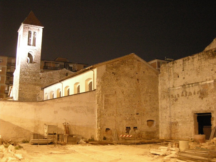 San Donato in Polverosa è un'antica chiesa fiorentina che si trova tra i palazzi del quartiere di Novoli, nascondendo tesori e leggende