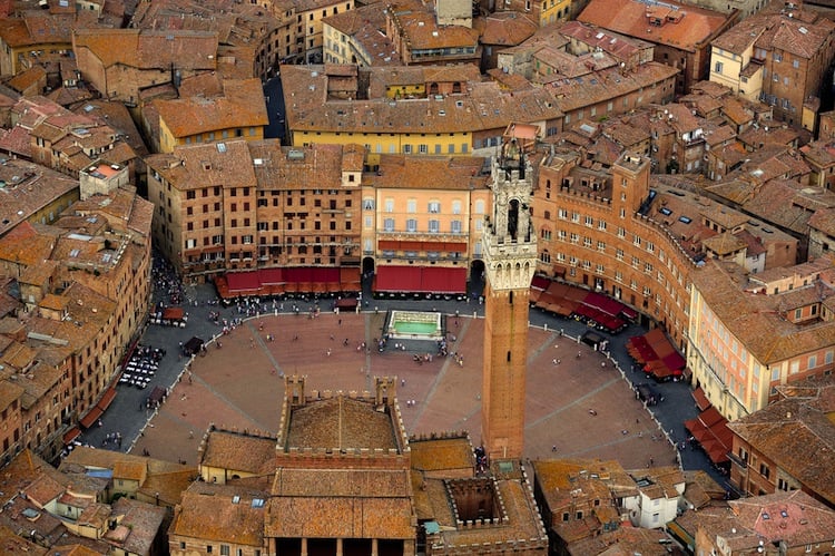Siena è una delle città più belle di Italia, tappa obbligata durante un tour della Toscana. 7 cose da sapere sulla città del Palio 
