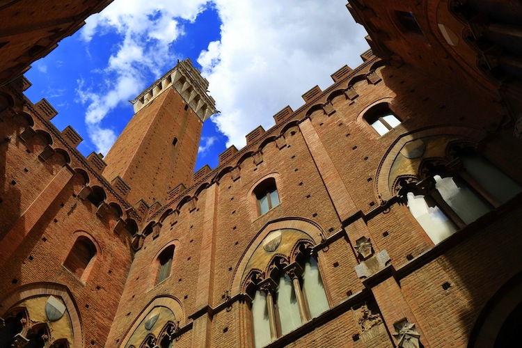 Siena è una delle città più belle di Italia, tappa obbligata durante un tour della Toscana. 7 cose da sapere sulla città del Palio 