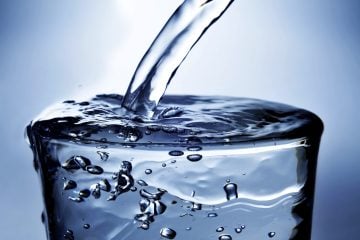 E' ormai di uso comune servire acqua in caraffa invece di acqua minerale in bottiglia, e farla pagare come un'acqua certificata. E' corretto?